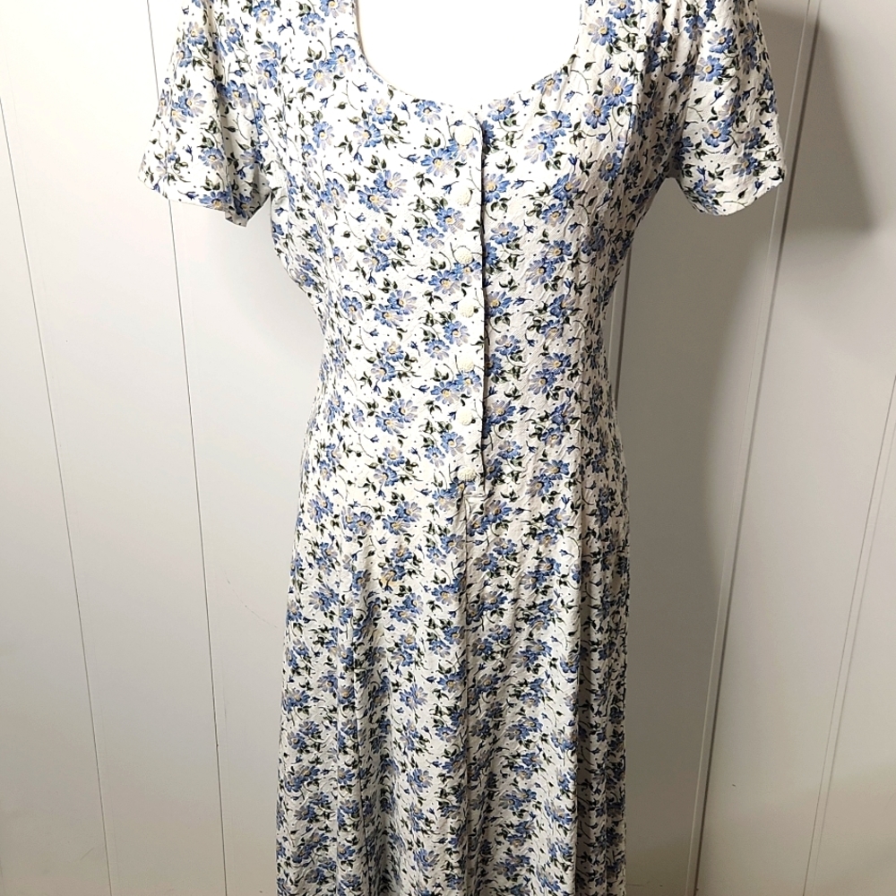 Vintage. Casual. floral button- down front  cottagecore Fantasy prairi dress.